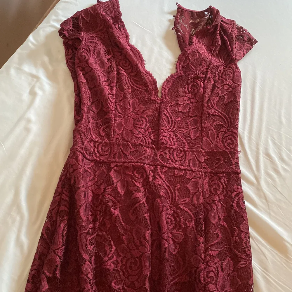 Snygg spetsklänning i vinröd färg. Skönaste klänningen att ha på sig. Använd 1 gång på ett bröllop. Från bubbleroom i storlek 36. . Klänningar.
