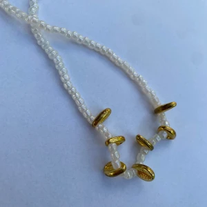 Pärlhalsband med guld snäckor - Sommarens halsband🌞🌾🌬💛