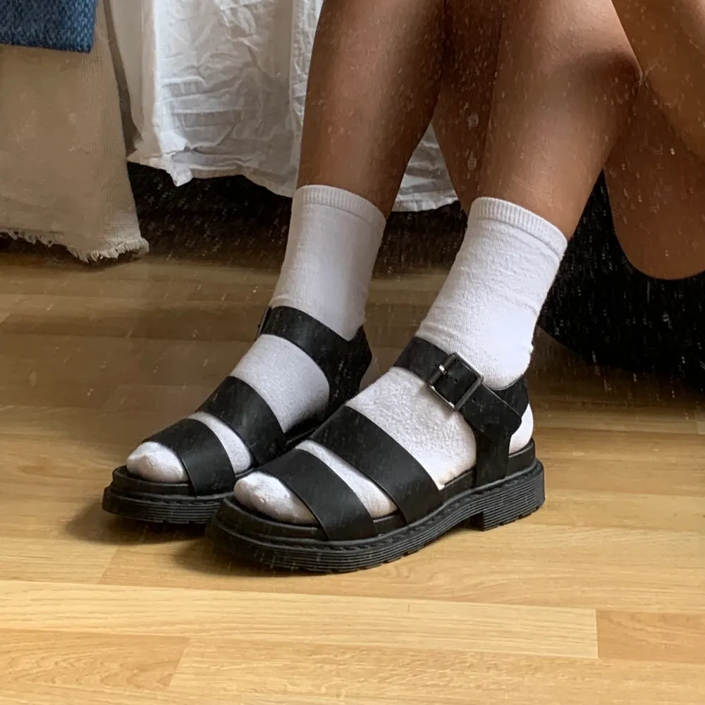Svarta sandaler i imitationsläder, perfekta till sommaren 💘 Frakt tillkommer! . Skor.