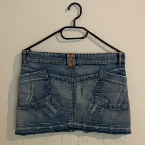 Replay y2k kjol 💙 - Vintage y2k Replay kjol. Står ingen storlek men jag skulle säga 36/38 eller S/M. Om du har breda höfter kommer denna ej passa. Bra skick ⭐️