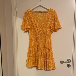 Gul klänning - Gul klänning, aldrig använd men ingen lapp kvar :)