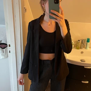Svart kavaj  - Väldig basic men fin kavaj/blazer. Har fickor fram, ingen knäppning utan går endast att ha öppen