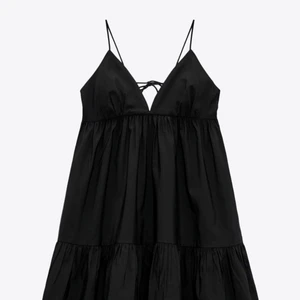 Svart zara klänning - Denna klänning är helt oanvänd och superfin! Perfekt för sommaren