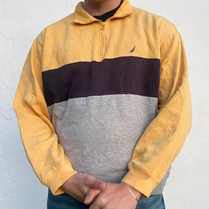 Fin tröja med flera färger & krage  - Sweatshirt med krage. Storlek M/L (killen på bilden är 184). Pris 299