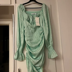 Oanvända Adoore klänningar  - Capri Dress Blue Flowers/ light green Två oanvända klänningar från Adoore. Prislapp och originalförpackning finns.   Nypris 1395kr   Storlek 36 & 38 i båda klänningar 