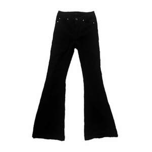 svarta flared jeans, knappt använda, bra skick  skriv för mer info eller bilder
