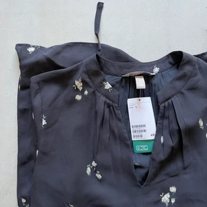Klänning från H&M, storlek S - Blommig klänning från H&M Storlek S Helt ny