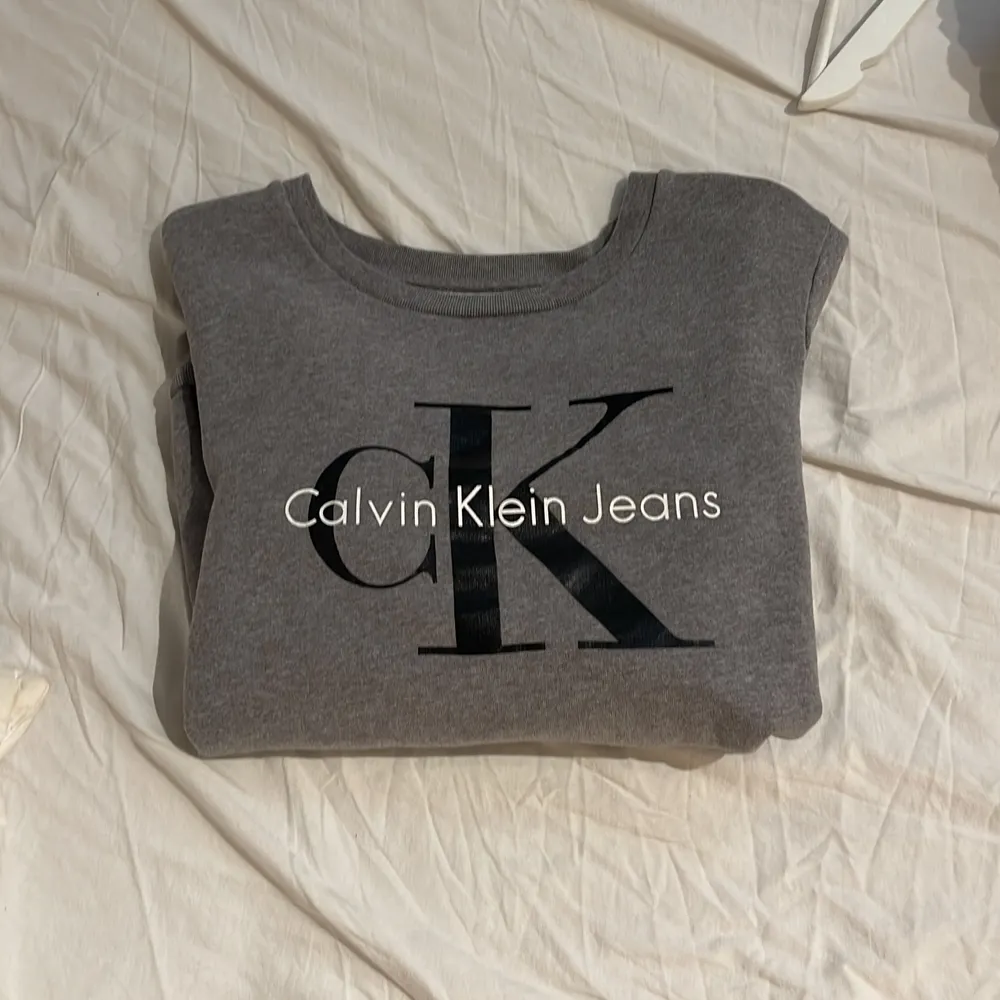 Calvin Kline sweatshirt i grå i storlek S passar även M eftersom den är stor i storleken. Aldrig använd så den är i oerhört gott skick. Köpt för 1100kr i nypris säljer för billigt pris. . Tröjor & Koftor.