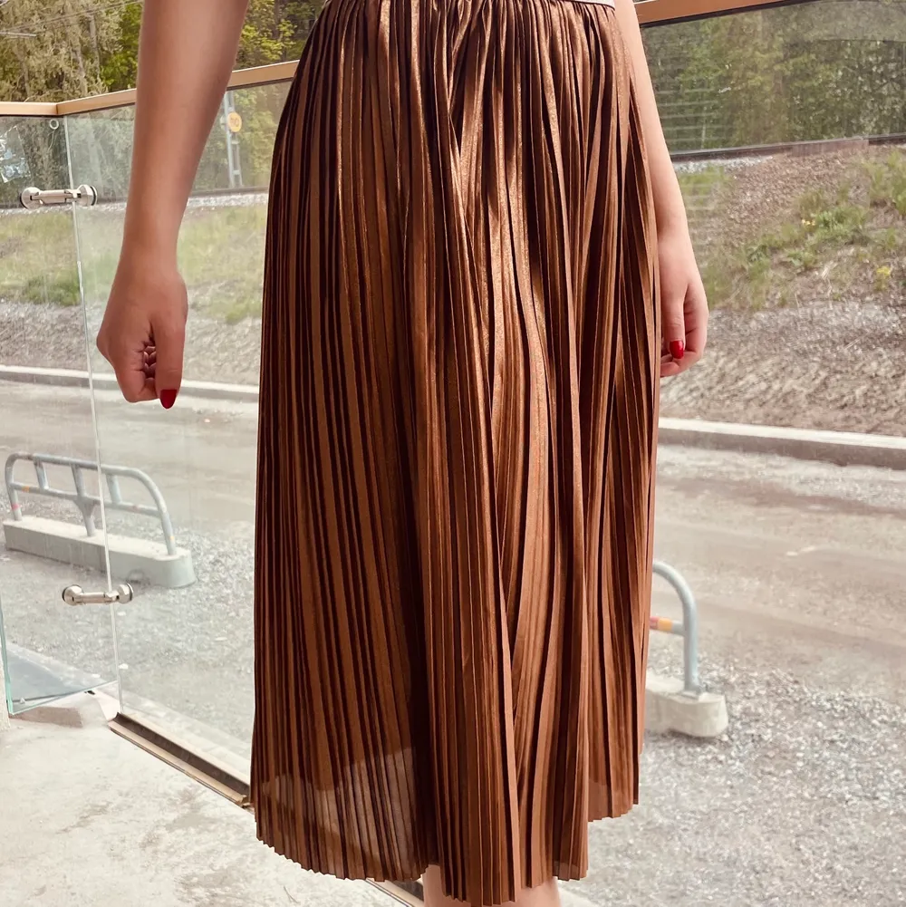 En skimrig klockad kjol med glitterband i midjan, väldigt tunn och luftig så perfekt för sommaren! . Kjolar.