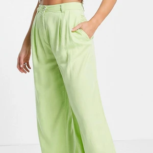 Gröna byxor  - Gröna byxor, har ingen egen bild då dom är på tok för långa för mig, helt ny, aldrig använd, lapp kvar. Säljer på grund av att jag var för sen med retur.