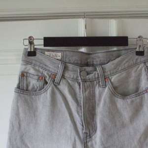 Snygga gråa jeans från LEVIS. Rak form, passar storlek 34/36. 