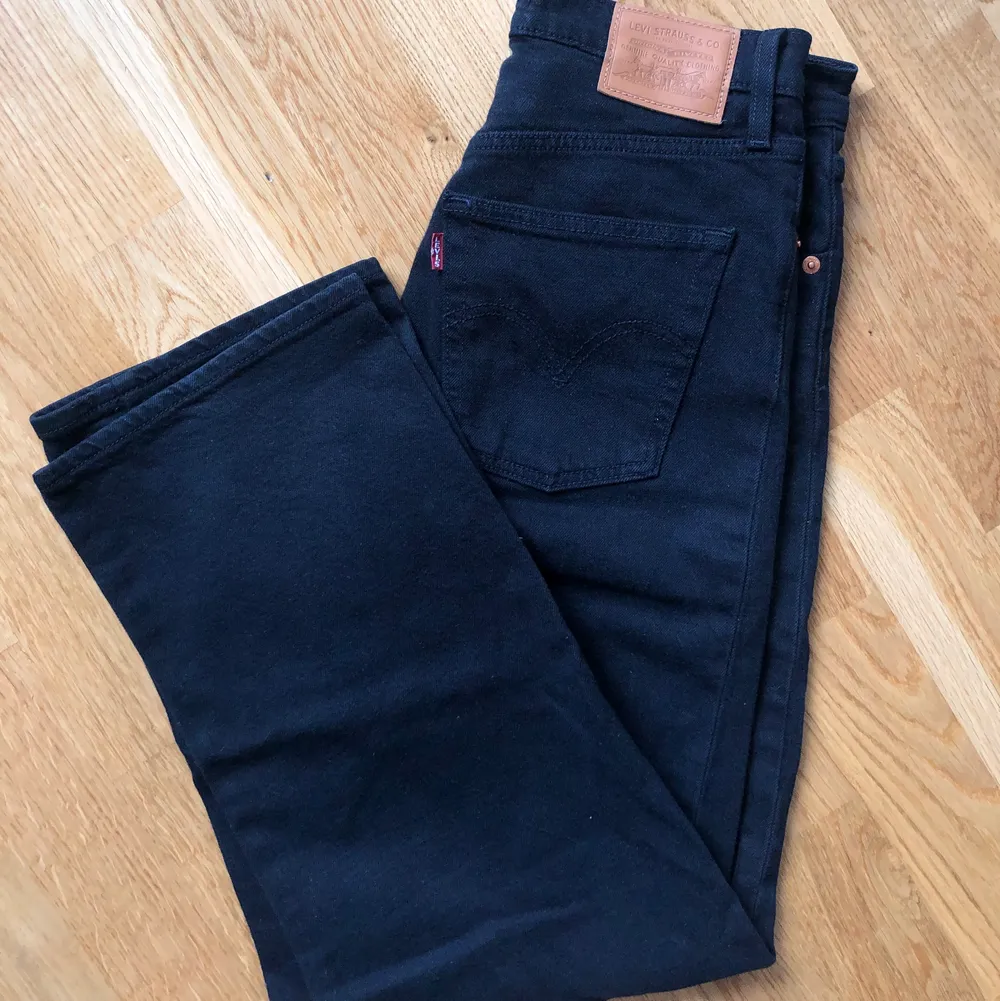 Ett par Levis jeans i modellen ribcage straight storlek w.28 l.27 Så snygga. Tyvärr blivit för stora för mig. . Jeans & Byxor.
