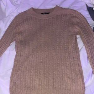 Tröja från Ginatricot storlek S - Plagget passar för både dom som bär storlek xs och s. Passar inte mig eftersom jag bär M :) 