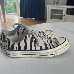 Säljer dessa zebra skor från converse. Dem är lite smått smutsiga på sulan men det bör man kunna tvätta bort med lite bikarbonatspasta. Dem har utöver det inget slitage. Skorna är storlek 38💕