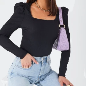 ONLY strl s - Söt svart topp från ONLY med puff axlar och fyrkantig ringad. Material struktur. Pris+frakt❤️❤️