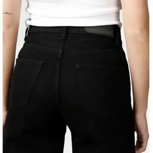 Svarta lågmidjade jeans - Jeans från junkyard, lågmidjade och vida, helt oanvända. 💞💞 nypris 500kr. W26 L30.