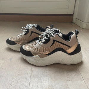 Steve madden sneakers - Säljer mina fina Steve madden sneakers som är använda fåtal gånger