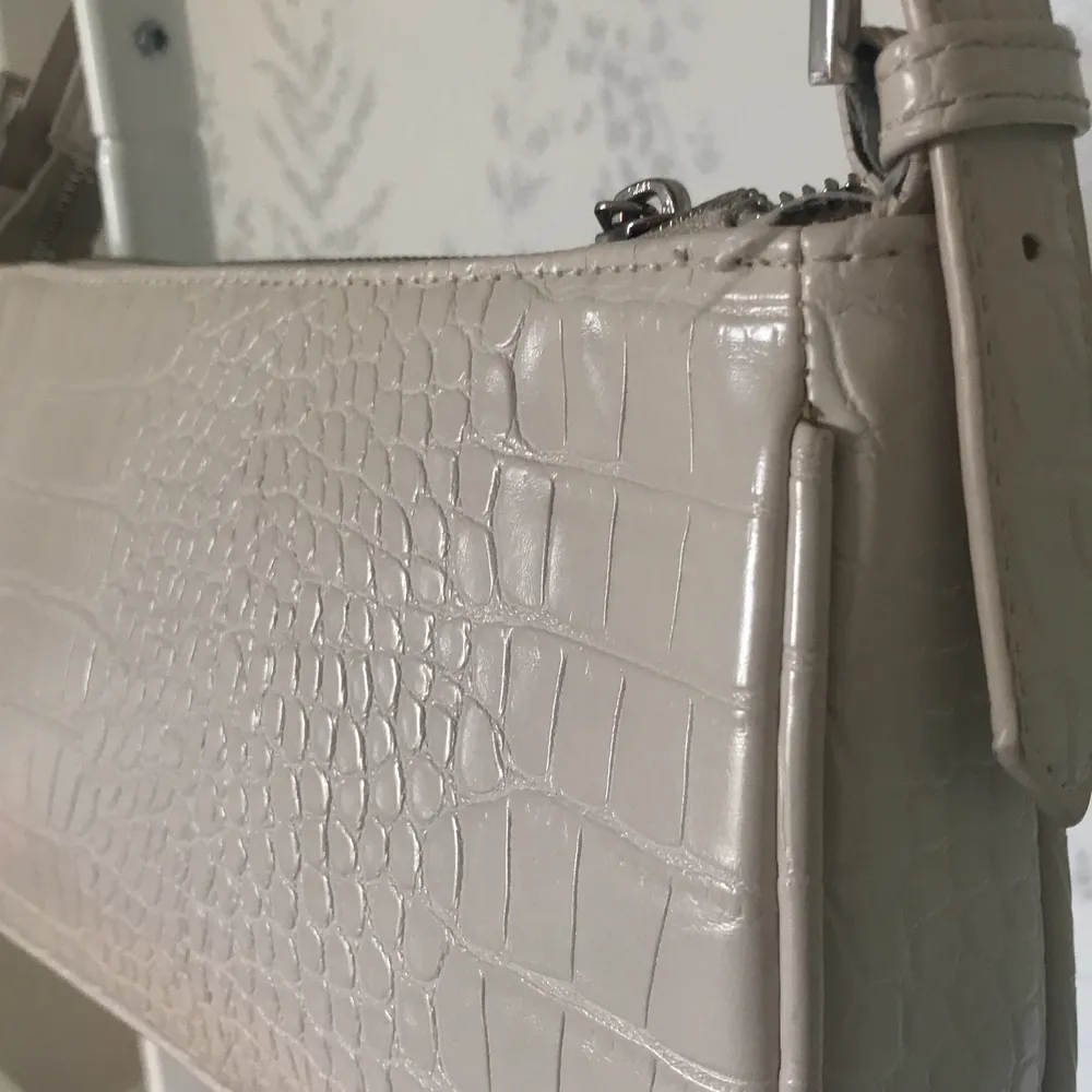 En beige axel och handväska som är perfekt att bara ha sin mobil, plånbok och sina nycklar i😊🌸. Väskor.