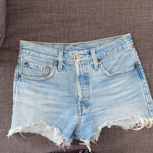 Levis 501 shorts  - Ett par fina 501 shorts från Levis. Köpta förra sommaren men passar ej längre. Lite uttöjda men bra och fint skick. Nypris ca 600. Köparen står för frakten och hör av dig om intresse eller frågor. 💓