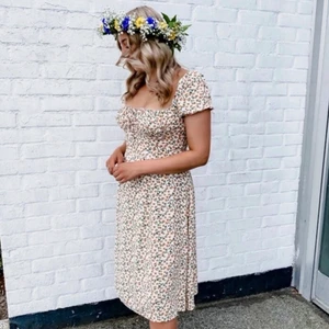 Sommarklänning!🌼 - TRYCK EJ PÅ KÖP NU‼️ Superfin blommig sommarklänning, perfekt för midsommar🌼✨ Smickrande passform som påminner om Adoore-klänningarna! Klänningen är köpt förra sommaren och är sparsamt använd, nyskick. Bilderna är lånade💕