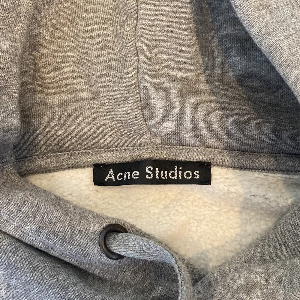 En knappt använd Acne studios hoodie face logo i nyskick utan defekter, går ej att köpa längre. Köpt för 3200!. Hoodies.