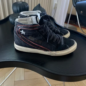 Golden goose sneakers - Höga svarta sneakers från Golden Goose. 36 men passar större