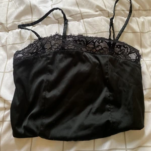 Bershka  - Själva ”nätet” på höger sida har lossnat från bandet men det håller ändå upp och inget man stör sig på.