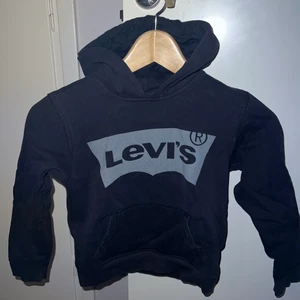 Levis hoodie barn - Levis hoodie barn köp på kidsbrandstore. Storlek 8 motsvarar 5-7 år.