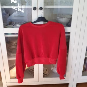 Croppad Velourtröja - Bik Bok (XS) - Croppad röd velourtröja i gott skick. Vida ballongärmar och skönt material.