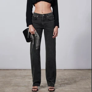 Zara mid rise jeans - Superfina och trendiga jeans från zara, säljer då de tyvärr är försmå. Bara använda ett fåtal gånger. Bilden är från zaras hemsida, det är bara att fråga så skickar jag egna💗 Säljer i två färger till, finns i min profil💘