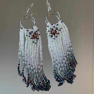 Handgjorda ”seedbeed earrings” av glaspärlor (2mm stora!!). Lite längre modell med fint fall ⭐️Frakt tillkommer på 39kr!!!  Checka min profil för mer 💜
