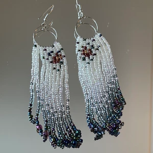 Örhängen  - Handgjorda ”seedbeed earrings” av glaspärlor (2mm stora!!). Lite längre modell med fint fall ⭐️Frakt tillkommer på 39kr!!!  Checka min profil för mer 💜