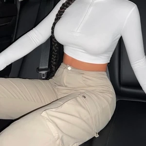 Vit topp - Oerhört fin och stretchig topp som passar S/M/L Nyligen köpt