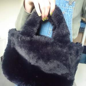 Fin fluffig handväska från Monki, använd ett fåtal gånger, har ett litet fack på insidan som får plats med t.ex plånbok. Säljer för att den inte kommer till användning. Köpare står för frakt 💌 