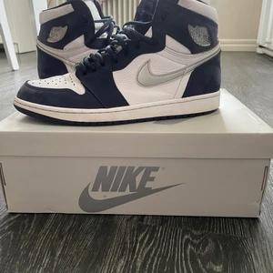 Jordan 1 High Midnight Navy  - Jordan 1 Midnight Navy High  Strl 45  Cond 8,5/10  Pris 2100kr  Nypris 3499kr