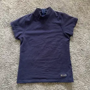 Mörkblå Champion tröja, stl xs-s. Jette fin, har en liten dragkedja i ryggen, sitter lite åvanför naveln, säljer på grund av ingen användning.(PRISET KAN DISKUTERAS)