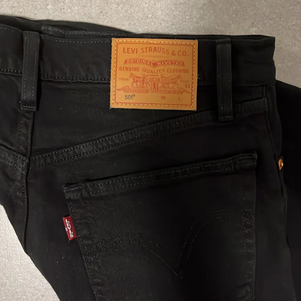 Svarta oanvända Leviś jeans i modellen 501 croppad. W27 L28. Ordpris 1 099 kr. . Jeans & Byxor.