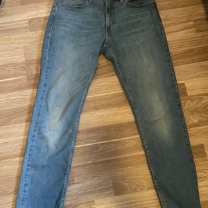 Levis jeans - Måttet på dessa jeans är 72/81 och det motsvarar medium, passar bra hos flesta personer. De är i bra skick. Har haft de i ett år men är knappt använda.