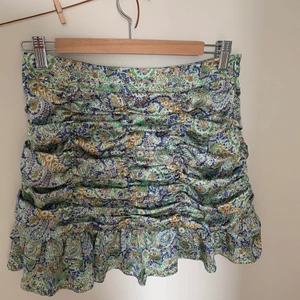 Kjol - Jätte fin somrig kjol från zara, nästa helt oanvänd!!