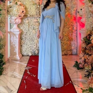 Ljusblå festklänning 36-38 - Festklänning med jätte bra tyg kvalitet med ljusblått färg. Priset kan diskuteras 