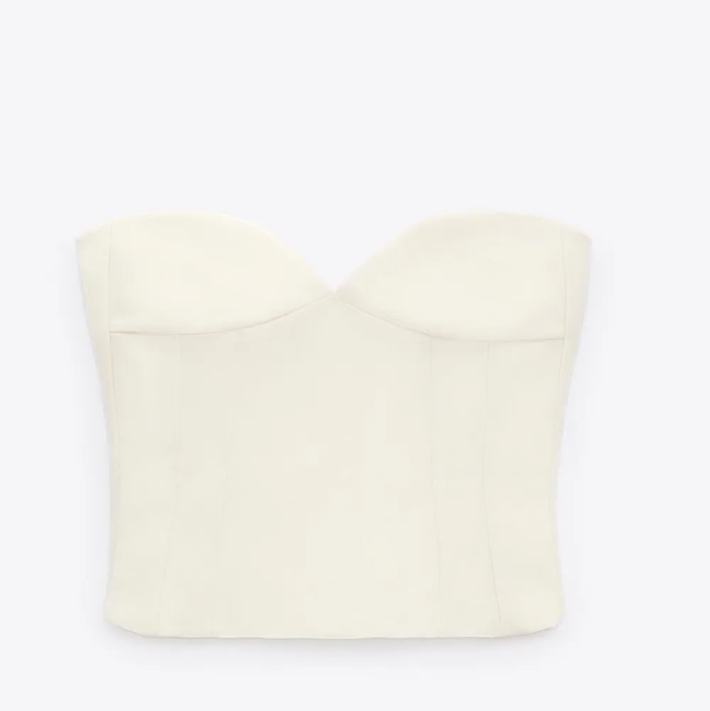 Säljer denna jättefina bustier toppen från zara eftersom jag råkade beställa hem två stycken! Aldrig använd så är i helt nytt skick!💕 Köpte för 399kr   Köpare står för frakten som ligger på 66kr. Toppar.