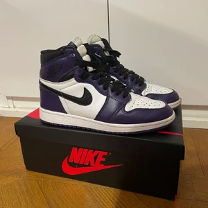 Jordan 1 high court purple - Jordan 1 high court purple i fint skick som är i storlek 41, orginalbox finns kvar. om intresserad kan jag skicka bilder. Kan mötas upp is Stockholm eller frakta på köparens kostnad.