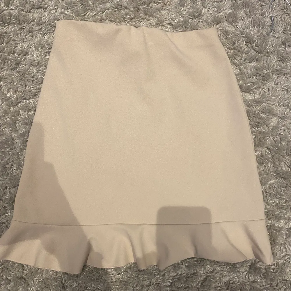 säljer denna snygga kjol från nelly, väldigt skönt material och endast använd 2-3 gånger och säljer för den tyvärr inte kommer till någon större användning. Kjolar.