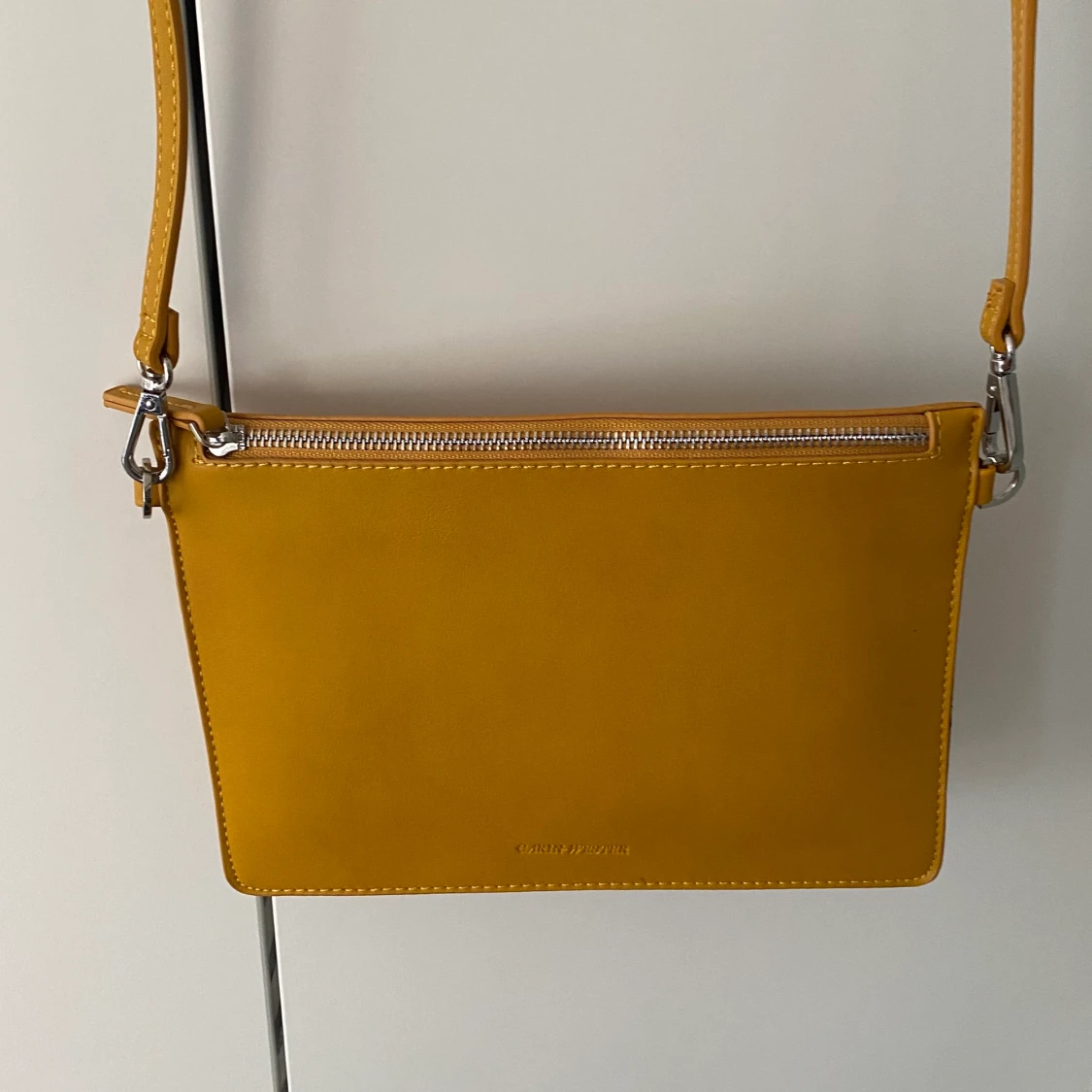 Carin väster väska i fake skinn - 90