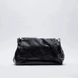 Zara väska - Fin väska från zara som inte kommer till användning! Fint skick och bara använd några få gånger! Nypris ca 300