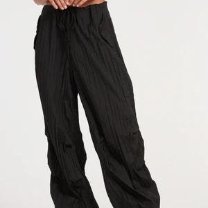 Motel rocks - Byxor från motel rocks i storlek S, helt nya med prislappen kvar! Passar snyggt både lågt och högt i midjan och går att dra åt mycket vid magen och längst ner på benen. Kostar 590kr nya.