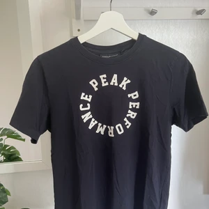 Peak Performance t-shirt - Två jättefina t-shirt från Pekaperfomance. Använda ett fåtal gånger💕 Säljer de för 80 kr/st