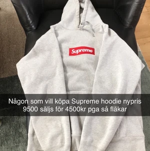 Supreme hoodie - Tjock Supreme hoodie. Mycket Bekväm,.   Säljs för jag tycker att den är ful   Butikspris 9500kr   Säljs för 4500 pga fläkar inget märkvärdigt.   Plaget är äkta och vid köp får såklart inspektion av plaget förekomma. 