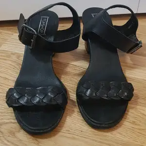 Sandaler i skinn, nyskick  Klackhöjd 6cm 