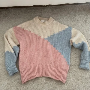 Somrig stickad från Mango! - En vårig/somrig stickad tröja från Mango! Mjuk och bekväm! Storlek S. Nypris 399kr. Köpren står för frakt 